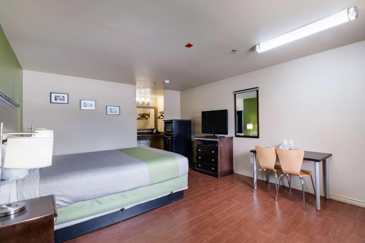 Motel 6 Floresville Экстерьер фото