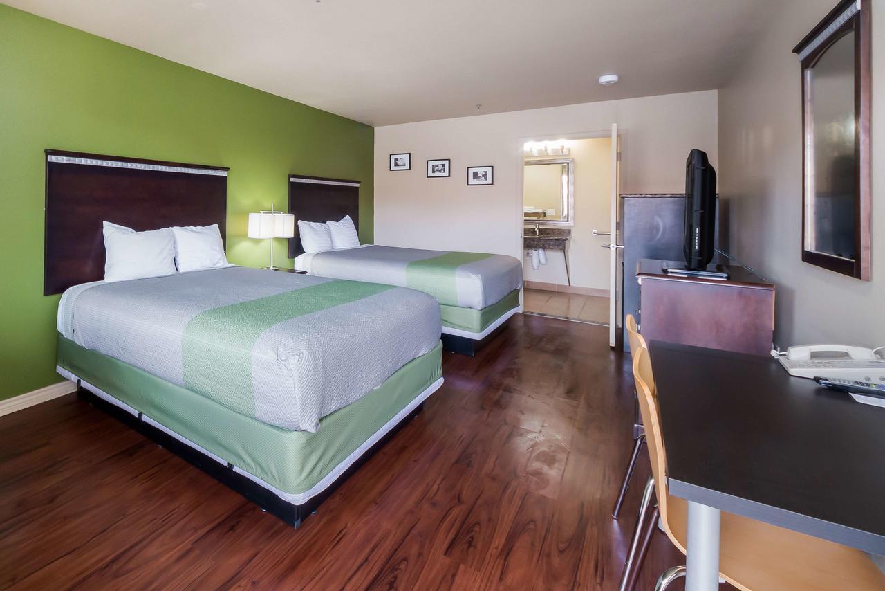 Motel 6 Floresville Экстерьер фото